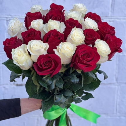 Букет «Баланс» из красных и белых роз - купить с доставкой в по Заринску